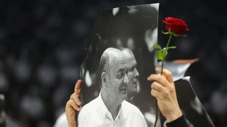 DUŠKO VUJOŠEVIĆ DOBIO MURAL PREKO CELE ZGRADE Navijači Partizana se na prelep način oprostili od legendarnog trenera