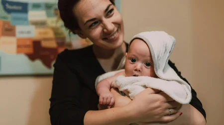 PRVI DODIR KOJI MENJA SVE Zašto je kontakt koža na kožu ključan za mamu i bebu