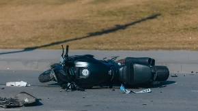 POVREĐEN MOTOCIKLISTA KOD NIŠA  Prevezen u Urgentni centar