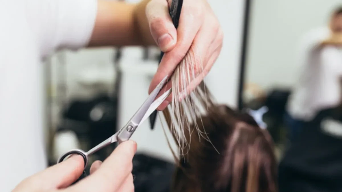 Napravi se za 15 minuta, a odlično izgleda i kada se malo "raspadne": Ovo je letnja frizura koja se prelako održava, Srpkinje će odlepiti