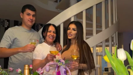 ZLATA PETROVIĆ USKRS PROSLAVILA SA SNAJKOM I SINOM Ena Čolić nazdravlja sa pevačicom u luks vili