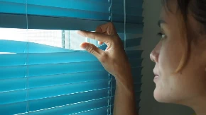 PRESELILA SE U AUSTRALIJU, PA DOŽIVELA ŠOK ŽIVOTA Pogledala je kroz prozor i ugledala OVO - ustremilo se ka njenoj kući