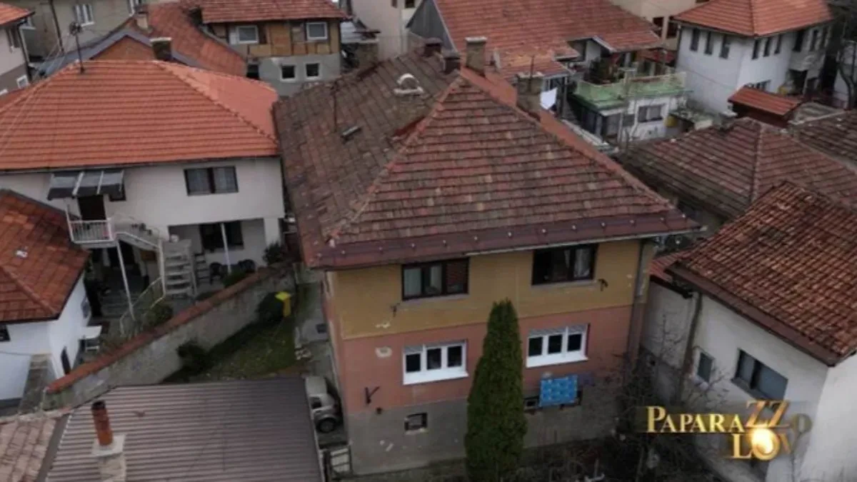 "BRUKA, MAJKU I SESTRU JE OSTAVIO U TROŠNOJ KUĆI" Pojavile se šokantne tvrdnje na račun poznatog pevača: "Varao je ženu i dizao kredite zbog duga" 