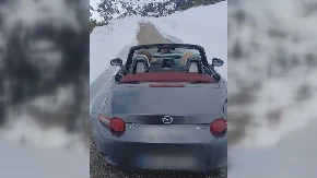 SNEG DO KUKA, KABRIOLET POKUŠAVA DA PROĐE Neverovatna scena sa Durmitora usred aprila! (FOTO/VIDEO)