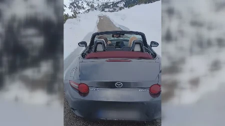 SNEG DO KUKA, KABRIOLET POKUŠAVA DA PROĐE Neverovatna scena sa Durmitora u sred aprila! (FOTO)