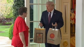 TRAMPU STIGLA DOSTAVA IZ MEKA U BELU KUĆU: Baki dostavljačici dao ogroman bakšiš (VIDEO)