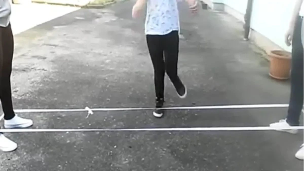 KAKO SE IGRA LASTIŠ Igra iz detinjstva koja se vraća i osvaja novu generaciju