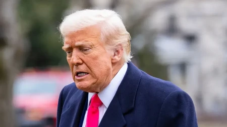 PUCANJ U SOPSTVENU NOGU! Poslednji Trampov potez izazvao buru širom sveta (FOTO)