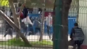 UZNEMIRUJUĆI SNIMCI IZ ŠKOLE U KOJOJ SE DOGODILA PUCNJAVA Učenici iskaču kroz prozor i beže izbezumljeni (VIDEO)