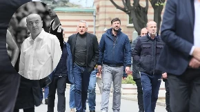 NJEGA NIKO NIJE OČEKIVAO NA SAHRANI DUŠKA VUJOŠEVIĆA Poznati pevač vidno utučen (FOTO) 