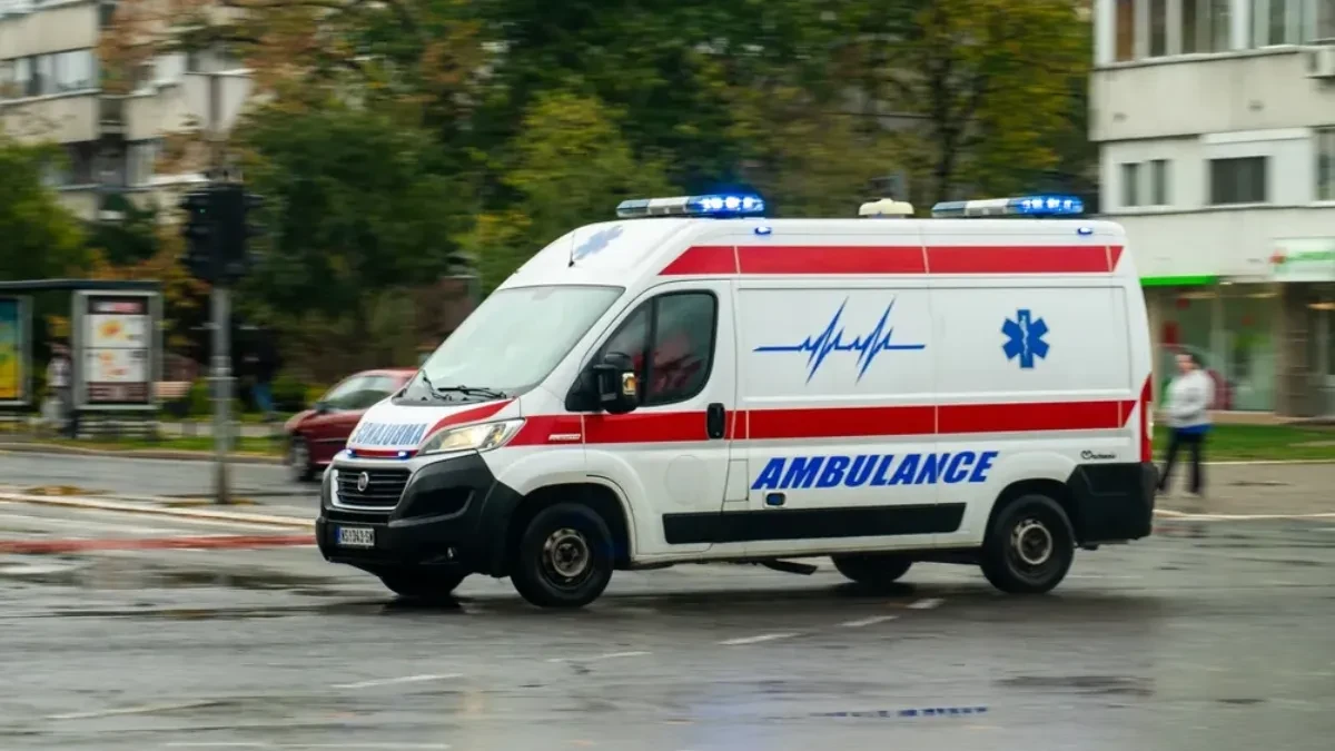 NESREĆA KOD KRAGUJEVCA Vozač sleteo s puta, izvlačili ga vatrogasci