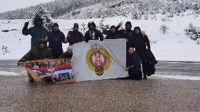 HODALI SMO DANIMA PO KIŠI, SNEGU I NEVREMENU Pripadnici policije prepešačili 450 kilometara do Ostroga za Sofiju i Feđu