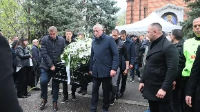 TEŠKI DANI ZA CRNO-BELU PORODICU Ovi prizori kidaju dušu: Legende Partizana nosile kovčeg čuvenog Duška Vujoševića