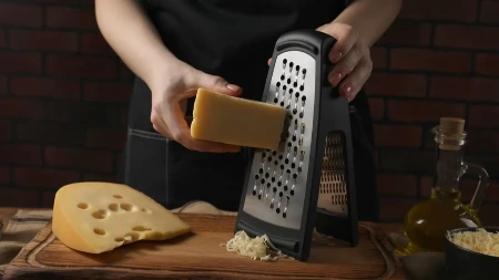 "ZAŠTO RANIJE NISAM ZNAO ZA OVO?" Domaćica objasnila kako da lakše izrendate sir - zbunila je sve na mrežama