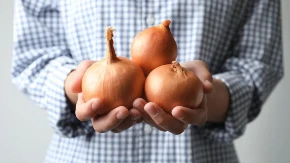 Nikako ne bacajte ljuske od crnog luka: Napravite prirodni lek koji jača imunitet i čisti krvne sudove