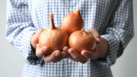 Nikako ne bacajte ljuske od crnog luka: Napravite prirodni lek koji jača imunitet i čisti krvne sudove