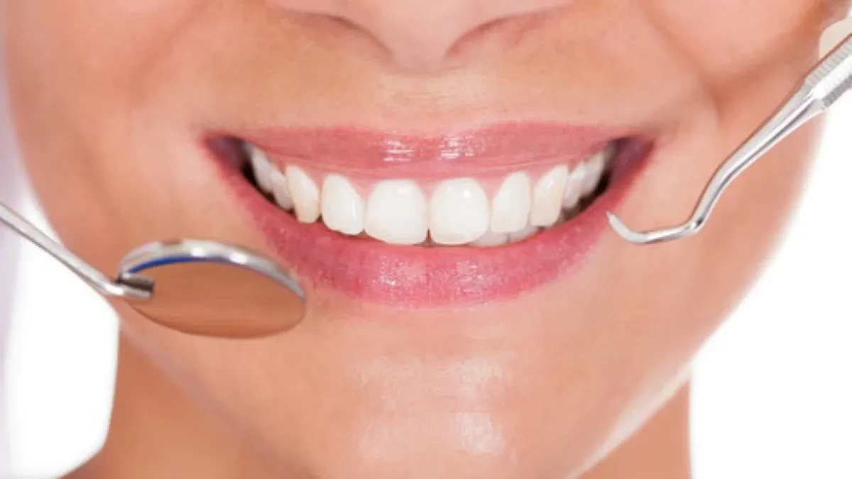 4 ZDRAVE NAMIRNICE OČAS POSLA IZBELJUJU ZUBE Stručnjaci ističu i da je jedna voćka blagotvorna za desni