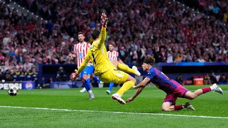 HOROR U MADRIDU Fudbaler Barselone udaren kopačkom u glavu, krv lila na sve strane (VIDEO)