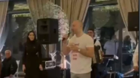 SOFRONIJEVIĆ ODRŽAO EMOTIVAN GOVOR Obratio se roditeljima supruge, pa poručio pesmu za ćerku! 