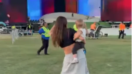 ISTETOVIRALA BEBU? Manekenka je sada stvarno prekardašila, jednom slikom razbesnela ceo svet