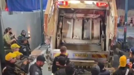 IZRAELSKI AGENTI OTVORILI KAMION ZA ĐUBRE I OSTALI U ŠOKU! Snimak obilazi svet: Evo šta se krilo u pregradama (VIDEO)