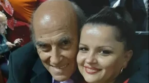 PRIČA SE DA ĆE PEVAČ (88) SVO NASLEDSTVO OSTAVITI 41 GODINU MLAĐOJ DEVOJCI Ona se sada oglasila: "Dogovorili smo se" 