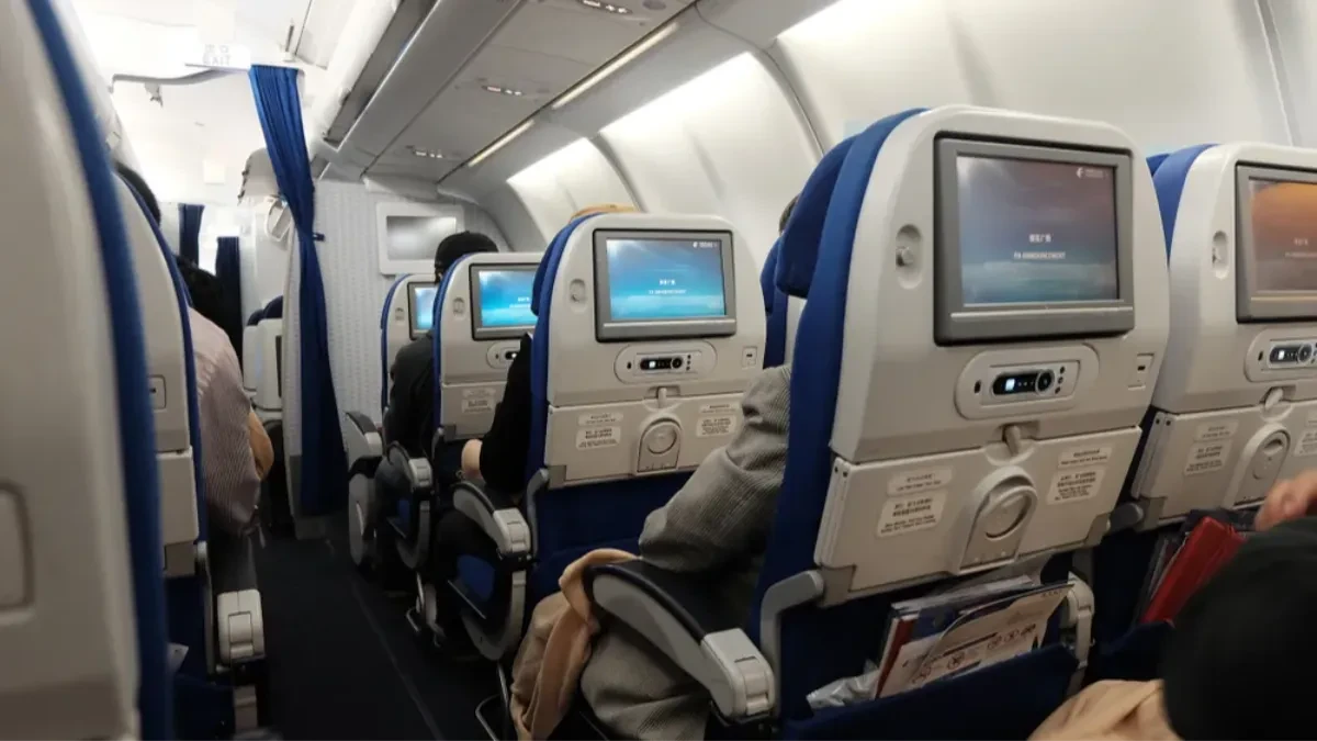 STRUČNJACI OTKRIVAJU Evo zašto su sedišta u avionu PLAVE boje