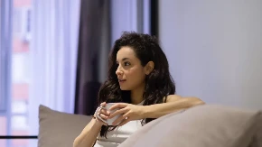 ŽENA ČULA TIHU MUZIKU U SUSEDNOJ SOBI I SLEDILA SE OD STRAHA Pogledala je odakle dopiru jezivi zvuci i - imala šta da vidi