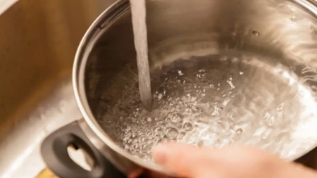 NE SIPAJTE TOPLU VODU IZ SLAVINE Kad vidite šta zapravo izlazi iz cevi zgrozićete se