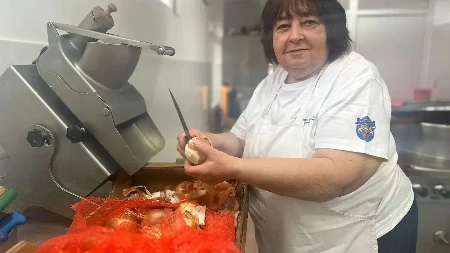 PUN TANJIR PASULJA I OSMEH OD UVA DO UVA! Najstarija volonterka u Čačku već 20 godina ranom zorom dolazi u Crveni krst