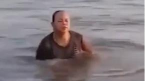 IZLAZILA JE IZ REKE NA OBALU I DOHVATILA NEŠTO ŠTO JE PLUTALO BLIZU NJE Mislila je da je balvan, ali je u sekundi shvatila šta drži u ruci - prolomio se užasan VRISAK