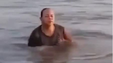 IZLAZILA JE IZ REKE NA OBALU I DOHVATILA NEŠTO ŠTO JE PLUTALO BLIZU NJE Mislila je da je balvan, ali je u sekundi shvatila šta drži u ruci - prolomio se užasan VRISAK