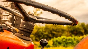 UŽAS NA JUGU SRBIJE Prevrnuo se traktor, jedna osoba podlegla teškim povredama