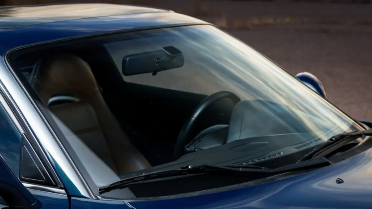 ZNATE LI ČEMU SLUŽE CRNE TAČKE NA IVICI ŠOFERŠAJBNE? Odgovor će iznenaditi mnoge vozače