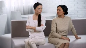 PAŽNJA SVEKRVE Ovo su 5 stvari koje nikada ne smete da kažete budućoj snaji, sigurno ćete se pokajati