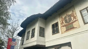 Ovako izgleda izvorni grb dinastije Obrenović: Nalazi se na zgradi muzeja u Čačku, sve više ljudi na njega obraća pažnju