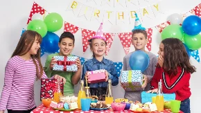 "JEDNOM SAM DAO 800 EVRA" Srbi otkrili koliko novca stavljaju u koverte za dečje rođendane