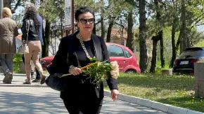 GLUMICA STIGLA NA ISPRAĆAJ ČEDINE SUPRUGE Na sahrani bivšeg muža nije bila, sad iznenadila pojavljivanjem