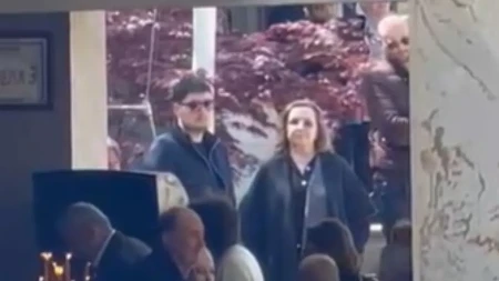 ANA BEKUTA SE NE ODVAJA OD SINA LJILJE I ČEDE Stigla je na sahranu pevačeve supruge