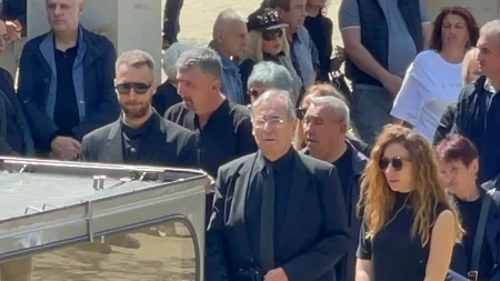 NAJTUŽNIJI PRIZOR NA LEŠĆU Čeda ispraća suprugu, jedva stoji na nogama, sin Marko se ne odvaja od oca