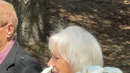 NAJBOGATIJI ESTRADNI PAR STIGAO NA LEŠĆE Pevačica sa suprugom došla da isprati Čedinu suprugu