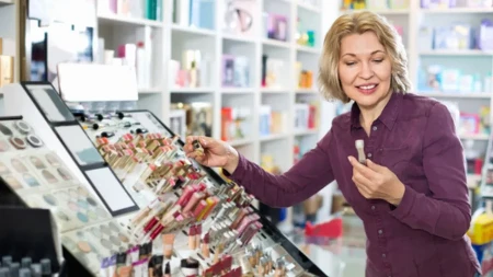 Karmin koji briše godine sa lica: Posle njega - usne pune kao posle botoksa