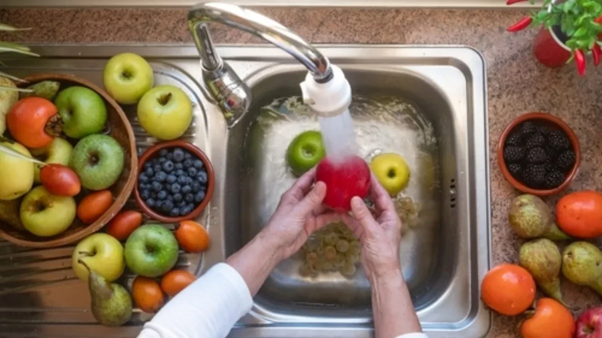 Savremeni pesticidi otporni na vlagu i kišu: Zato soda bikarbona ne pomaže - evo šta skida otrove sa voća i povrća