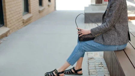 Nekad ih nismo htele ni za džabe, a sad ih traže svi: Ove "bakine" sandale su preplavile ulice