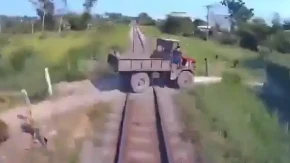 STRAVA NA PRUZI! Voz razneo kamion – vozač poginuo, desetine povređenih! (UZNEMIRUJUĆI VIDEO)