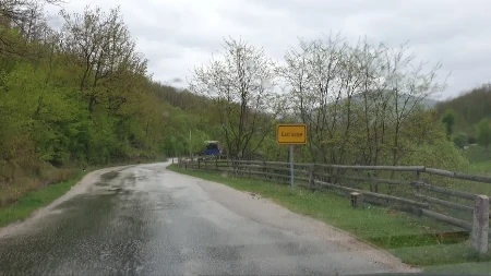  SELO U DVE DRŽAVE Zbog administrativne zavrzlame, policajci četiri puta moraju da pređu granicu da rastave posvađane!