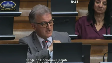 PODACI CRNI NA BELO: Ponoševac usred skupštine hvali Vučićevu ekonomsku politiku (VIDEO)