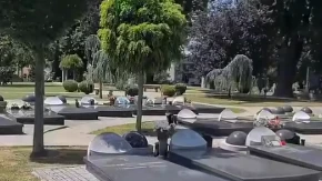 SVI SU MISLILI DA JE PEVAČ (85) UMRO, A SADA SE POJAVIO NA GROBLJU Evo kako danas izgleda čuveni umetnik (FOTO) 