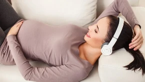 Da li muzika zaista pomaže bebi u stomaku da se razvija? Istina između mita, nauke i emocija