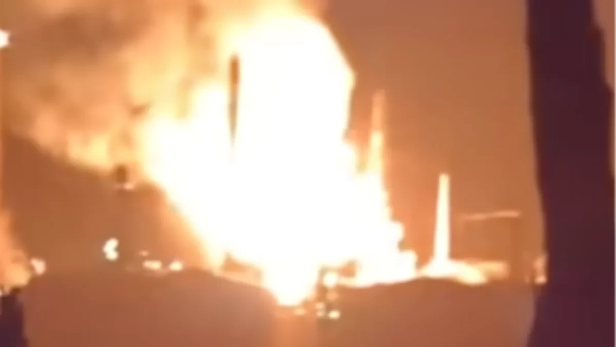 OGROMAN POŽAR U RAFINERIJI, OBJAVLJEN SNIMAK BUKTINJE Pogođena proizvodnja benzina (VIDEO)